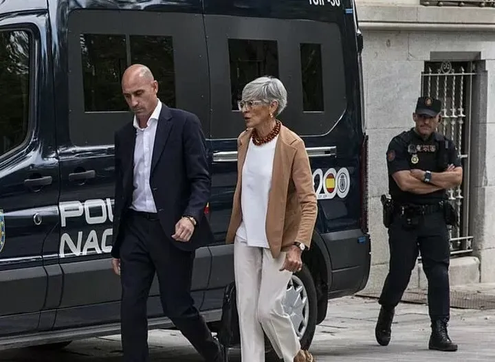 Luis Rubiales và luật sư rời khỏi tòa án