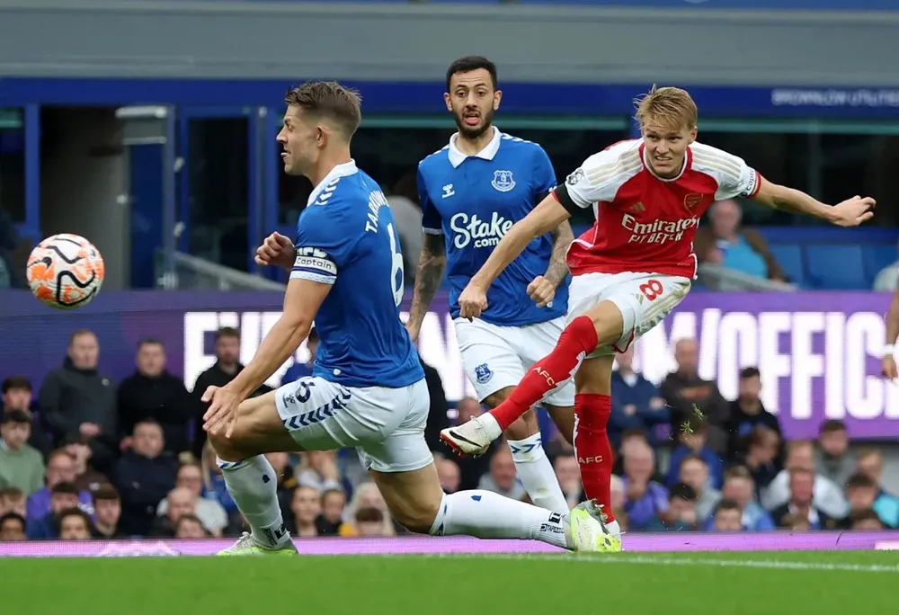 Martin Odegaard sút bóng trước hàng thủ dày đặc của Everton