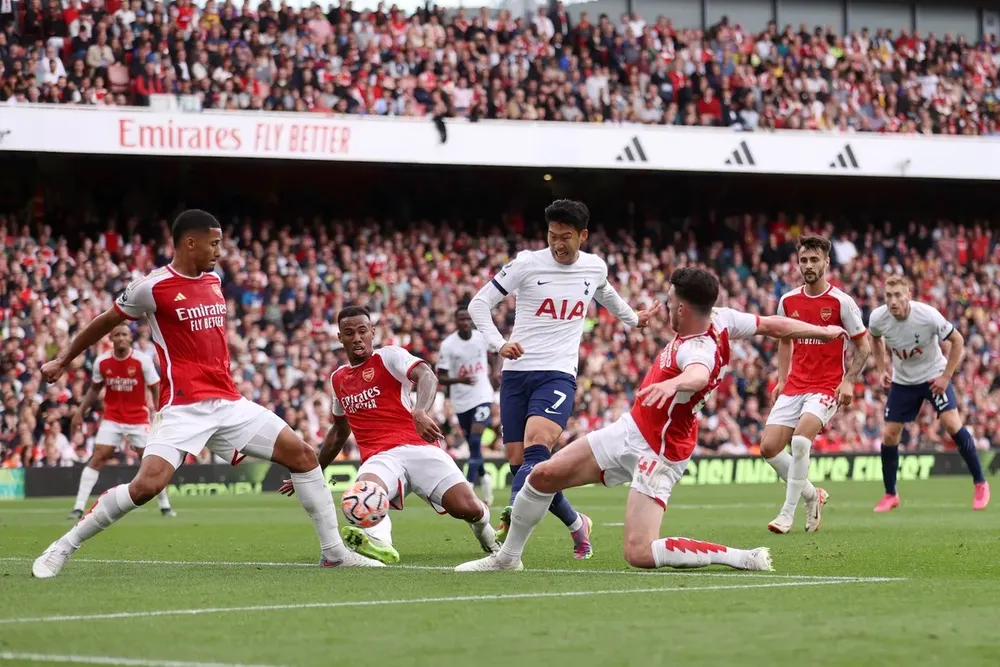 Son Heung-min ghi bàn giữa 3 hậu vệ Arsenal
