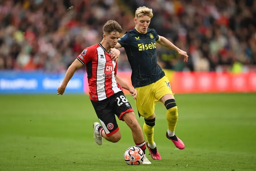 Anthony Gordon (phải) tranh bóng với hậu vệ Sheffield