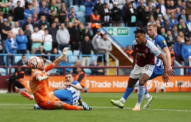 Ollie Watkins mở tỷ số