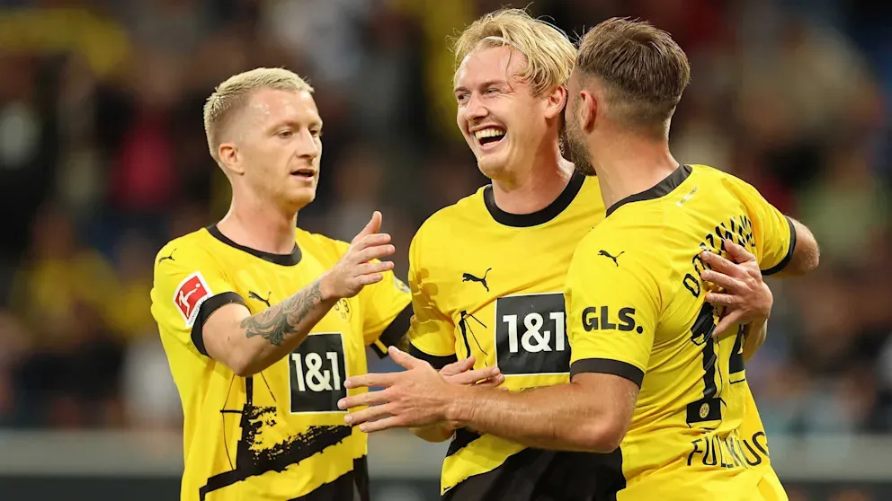 Reus (trái) ăn mừng chiến thắng trên sân Hoffenheim