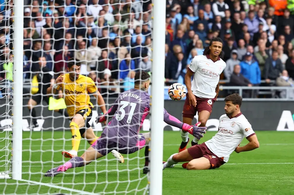 Neto sút chệch hướng khiến Ruben Dias thành kẻ đốt đền