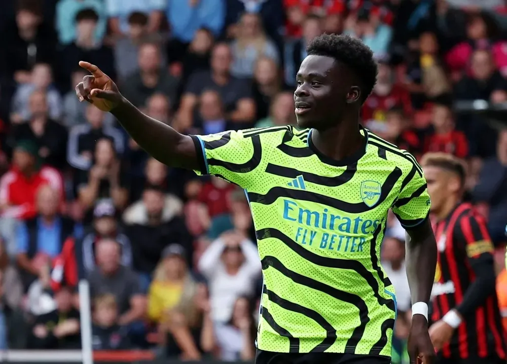 Saka ăn mừng bàn thắng mở tỷ số