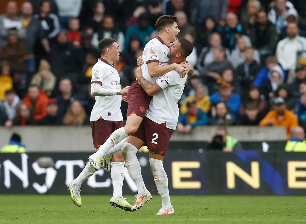 Julian Alvarez ăn mừng bàn thắng