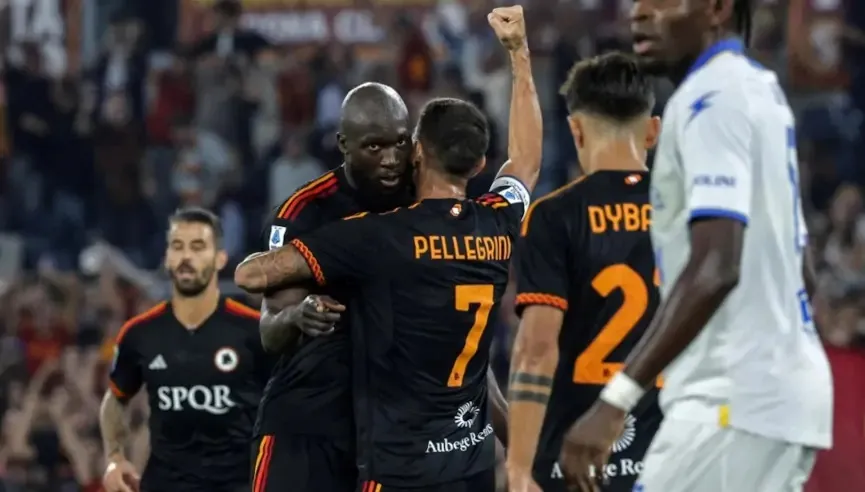 Pellegrini ăn mừng bàn thắng cùng Lukaku