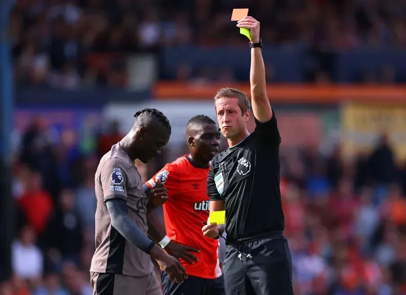 Thẻ đỏ cho Yves Bissouma