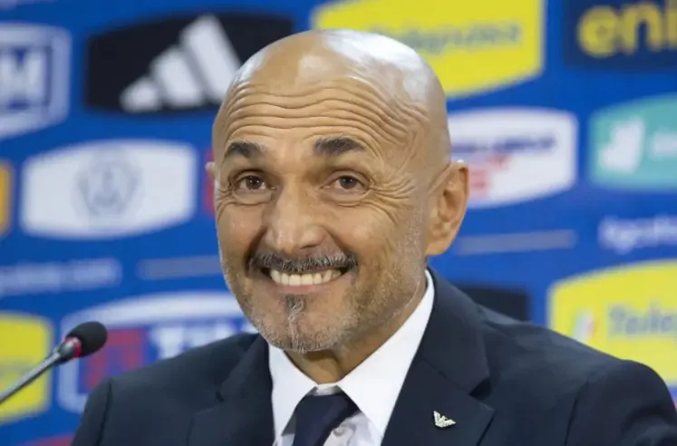 HLV Luciano Spalletti trong cuộc họp báo công bố thành phần Azzurri
