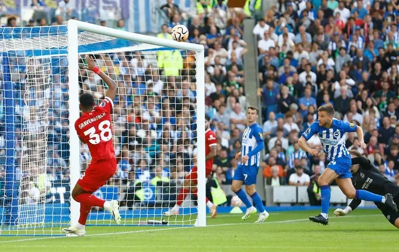 Ryan Gravenberch sút bóng dội xà ngang