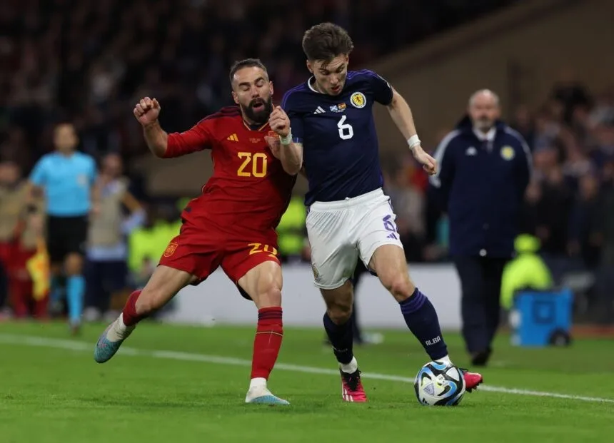 Dani Carvajal (Tây Ban Nha, trái) tranh bóng với Kieran Tierney (Scotland) 