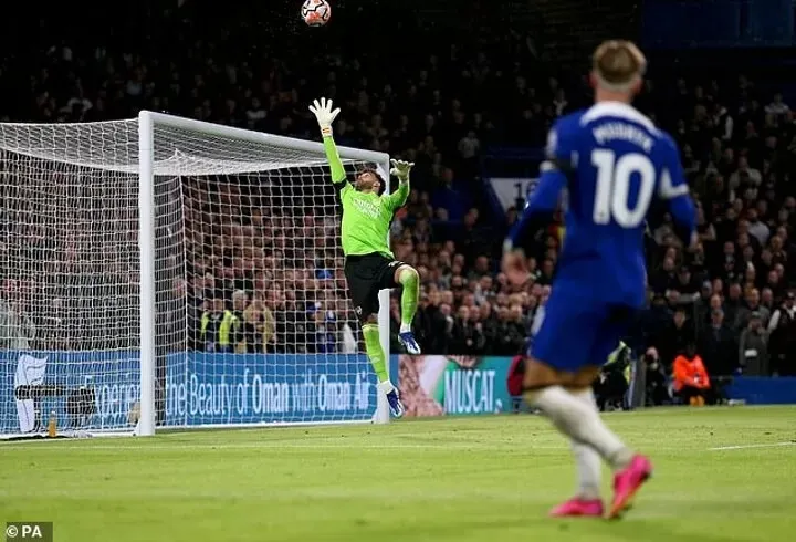 Raya để quả tạt của Mykhailo Mudryk đi luôn vào lưới