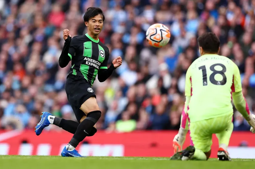 Kaoru Mitoma suýt ghi bàn trước thủ thành Ortega