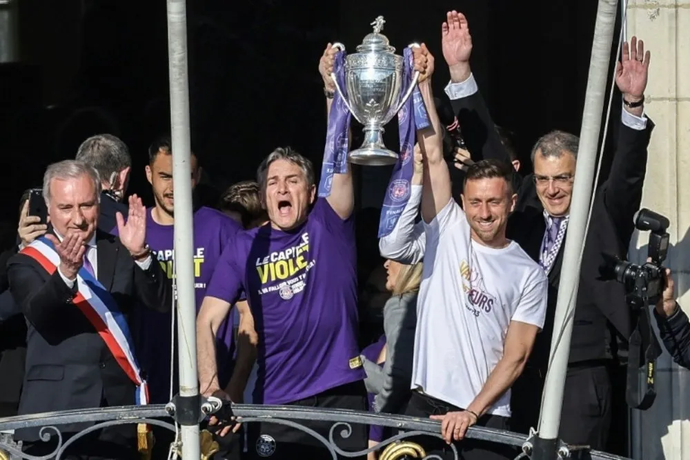 Chủ tịch Damien Comolli (phải) ăn mừng cúp nước Pháp cùngToulouse