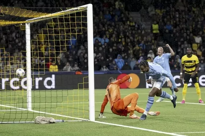 Akanji đá bồi vào lưới Young Boys