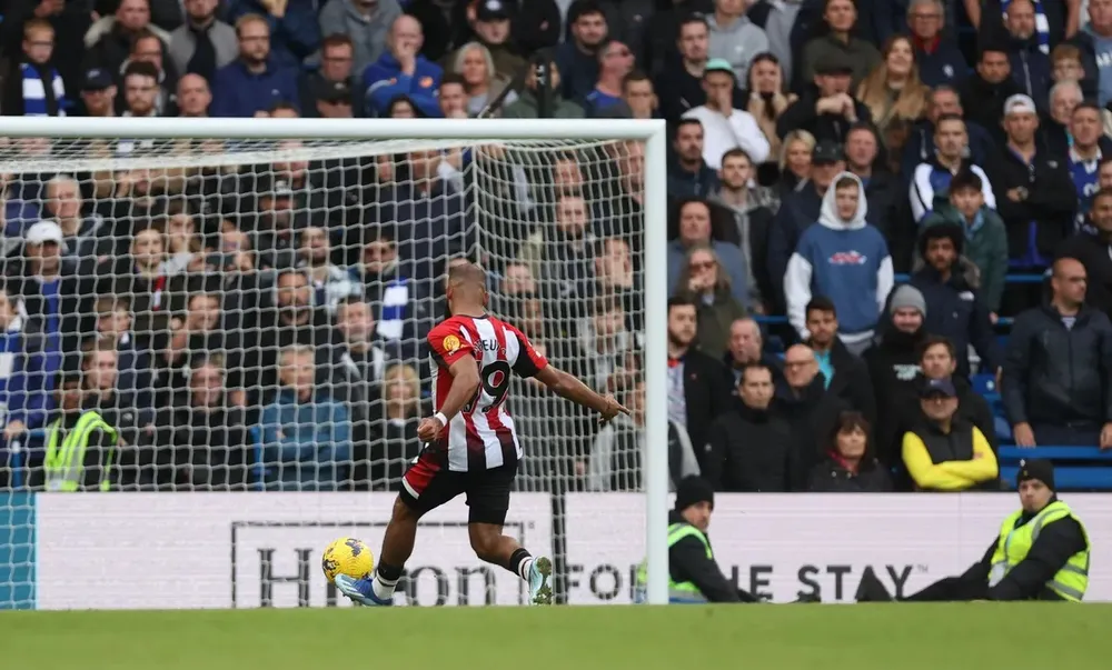 Mbeumo ghi bàn vào lưới trống