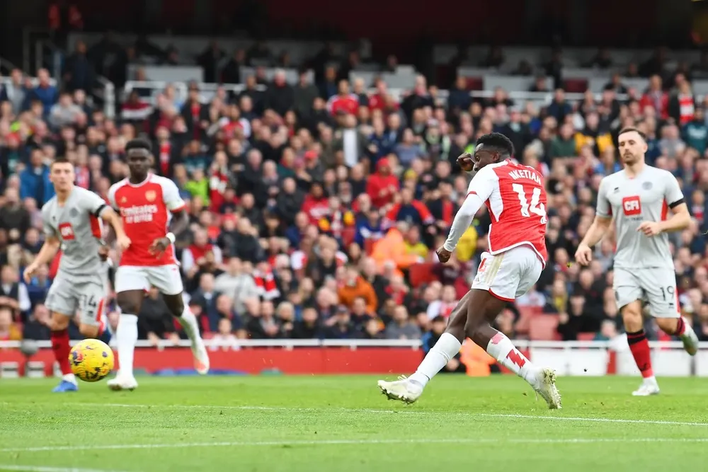 Pha qua người khéo léo và cú sút chính xác mở tỷ số của Nketiah