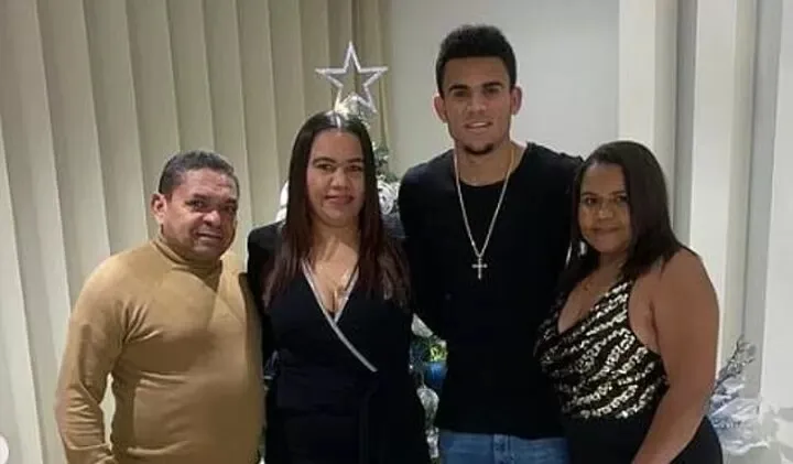 Gia đình Luis Diaz trong bữa tiệc đầu năm Gia đình Luis Diaz trong bữa tiệc đầu năm