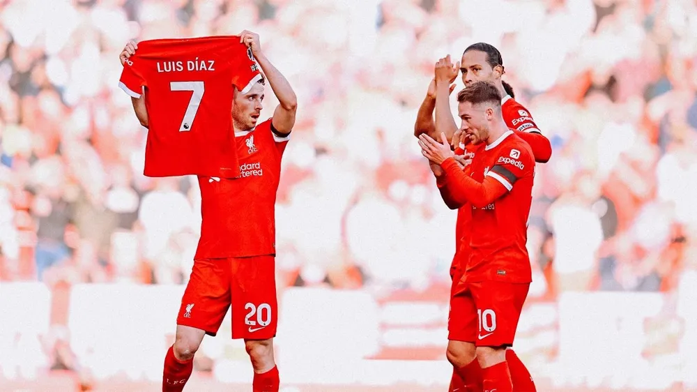 Jota mừng bàn thắng bằng chiếc áo số 7 của Luis Diaz