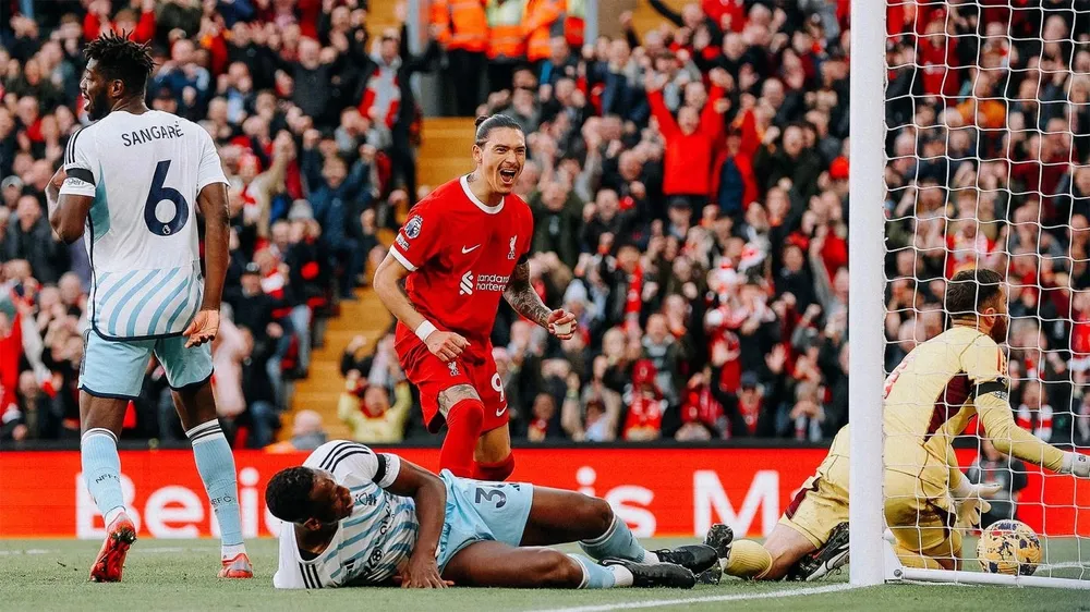 Darwin Nunez đệm bóng cận thành, ghi bàn