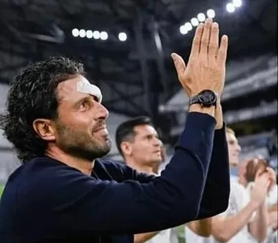 Fabio Grosso vẫn gắng gượng ra chào khán giả trên sân Velodrom