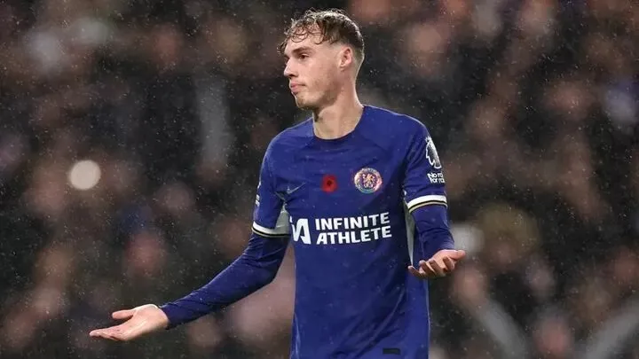 Palmer ăn mừng bàn thắng gỡ hòa 4-4 với Man City bằng một cái nhún vai