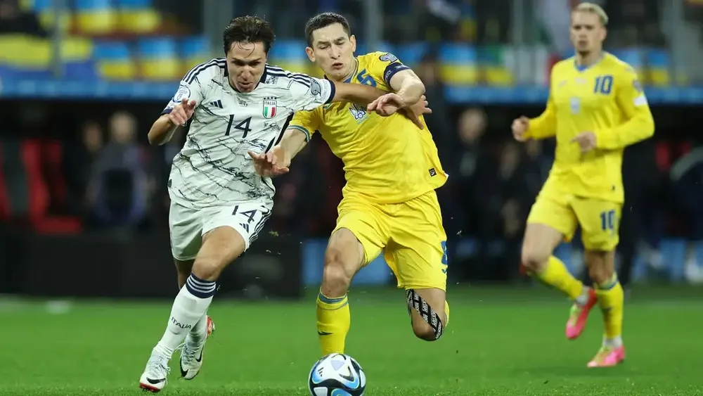Federico Chiesa (Italia) tranh bóng với hậu vệ Ukraine Federico Chiesa (Italia) tranh bóng với hậu vệ Ukraine