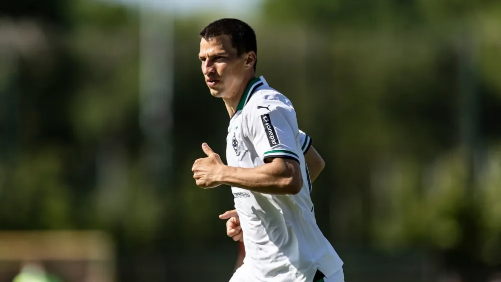 Stefan Lainer đã trở lại tập luyện