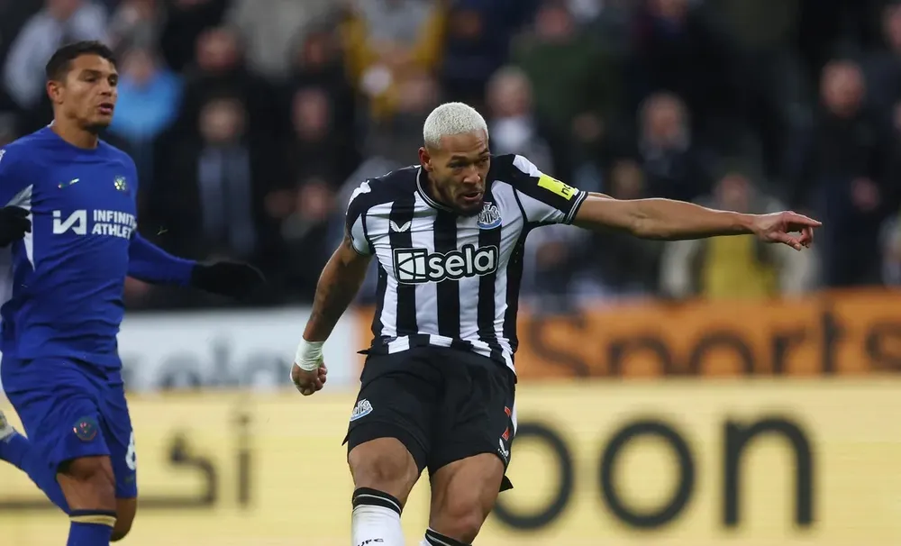 Joelinton cướp bóng trong chân Thiago Silva để ghi bàn