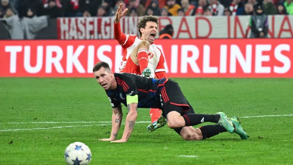 Pha bóng đáng hưởng phạt đền của Thomas Muller