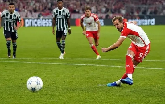 Harry Kane sút thắng quả phạt đền ở lượt đi