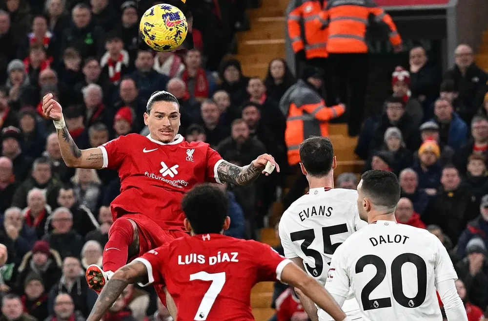 Darwin Nunez nỗ lực đánh đầu trong trận hòa Man United