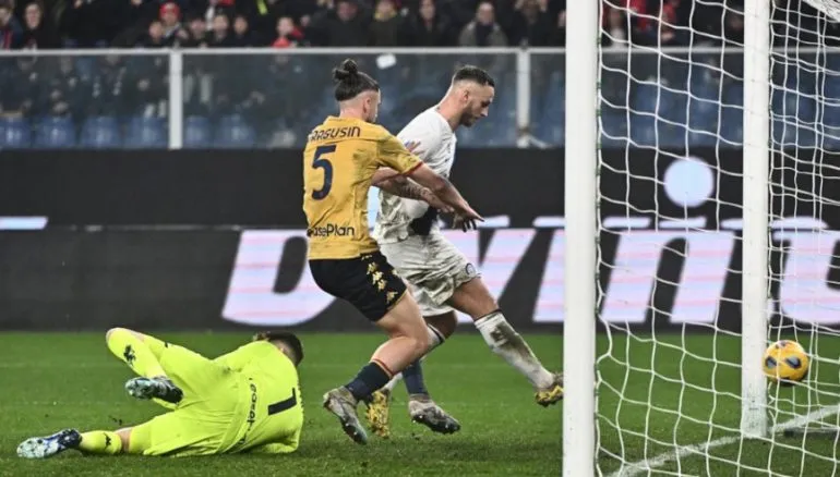 Marko Arnautovic (áo trắng) đã ghi được bàn đầu tiên cho Inter