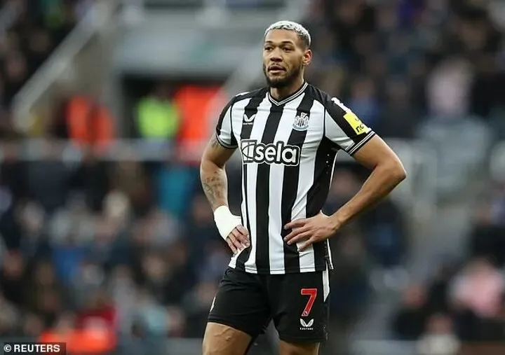 Joelinton ngồi trên khán đài đã phát hiện kẻ trộm qua điện thoại