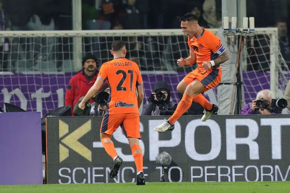 Lautaro Martinez đánh đầu ghi bàn sau pha phạt góc của Asllani