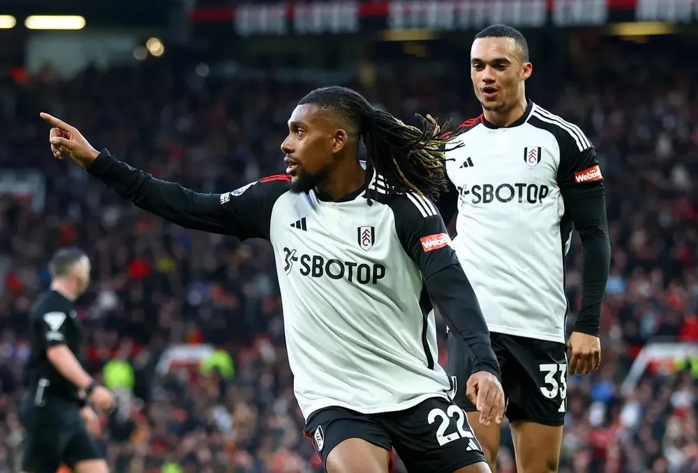 Alex Iwobi ghi bàn quyết định ở phút 97