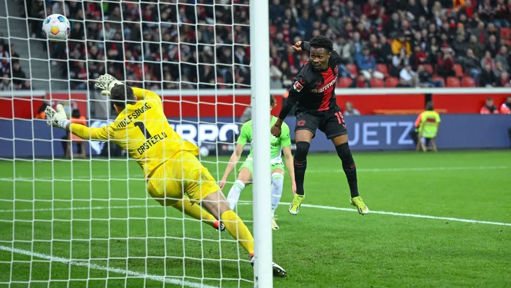 Pha đánh đầu ghi bàn của Nathan Tella