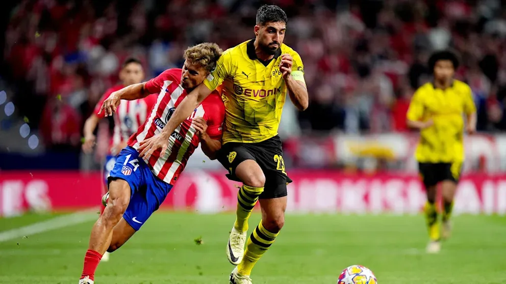 Borussia Dortmund (áo vàng) chơi bùng nở ở hiệp 2