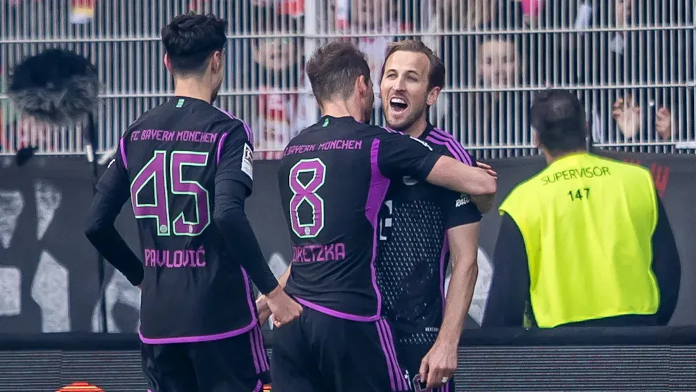 Leon Goretzka ăn mừng chiến thắng cùng Harry Kane