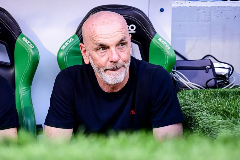 HLV Stefano Pioli của AC Milan khá căng thẳng trước trận derby