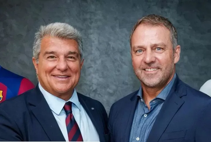 Chủ tịch Joan Laporta cười rất tươi khi tuyển mộ được Hansi Flick. 