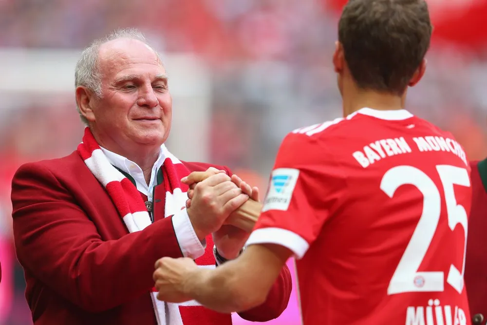 Thomas Muller và Chủ tịch danh dự Uli Hoeness
