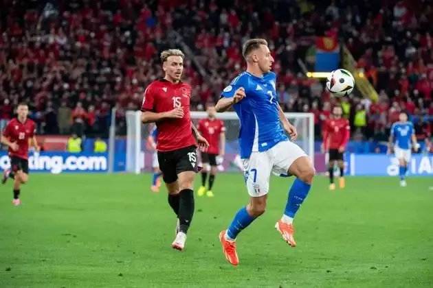 Davide Frattesi kiểm soát bóng trước hậu vệ Albania