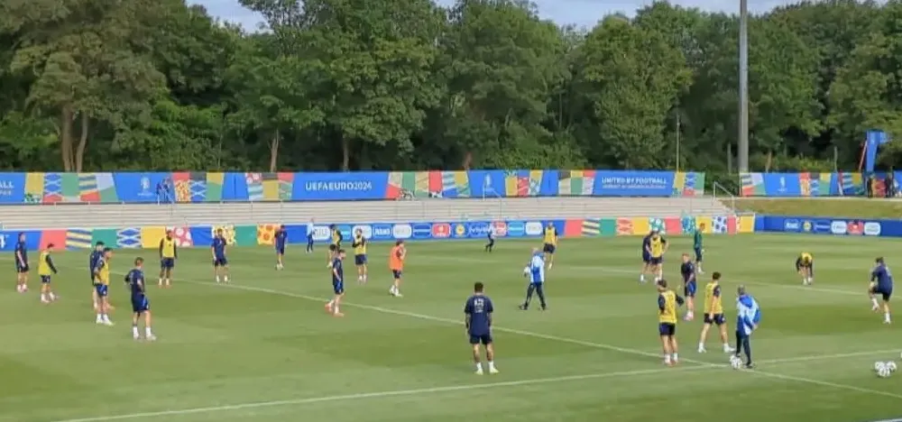 9 Nicolo Barella voi ao cam khac biet o giua san fgj.jpg