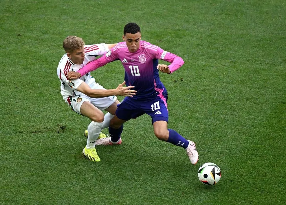 Jamal Musiala (phải) ghi bàn trận thứ 2 liên tiếp cho tuyển Đức