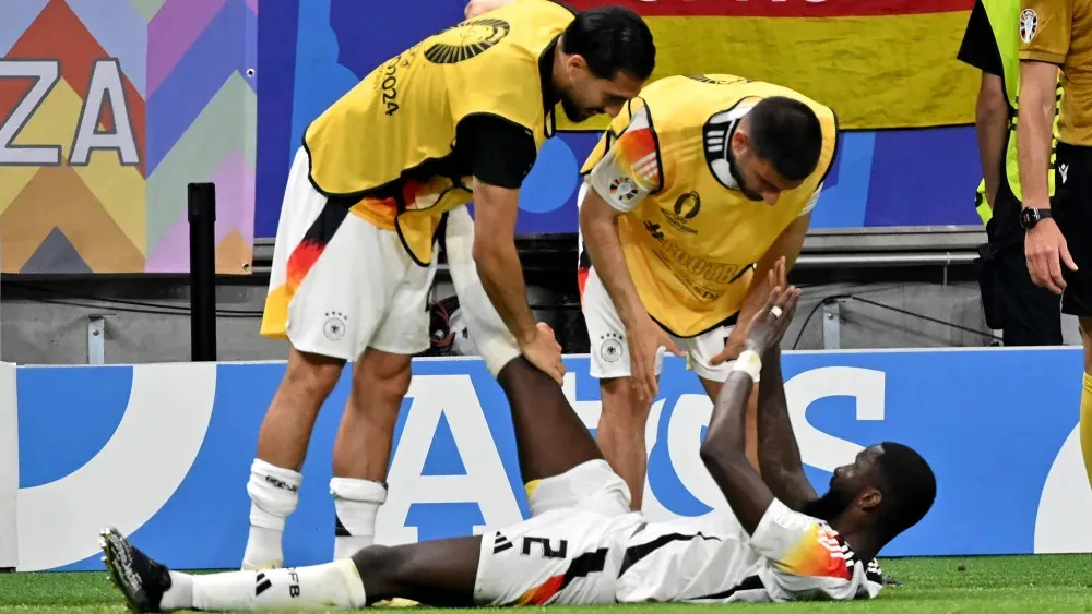 Antonio Rudiger cần sự giúp đỡ của đồng đội ở cuối trận gặp Thụy Sĩ