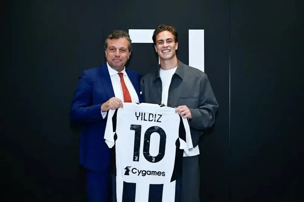 1 Kenan Yildiz vua gia han hop dong vua duoc trao chiec ao so 10 cua Juventus.jpg