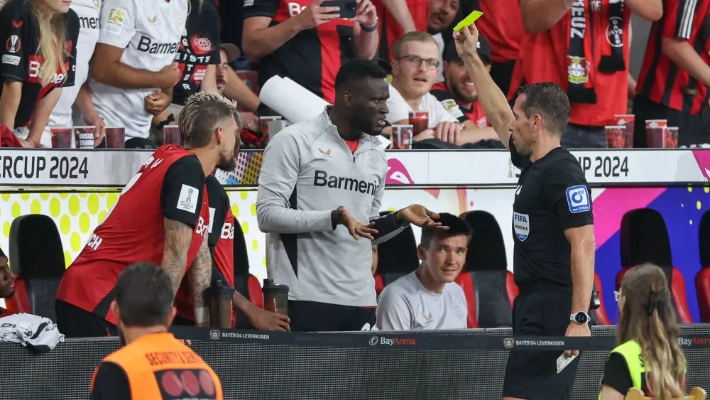 1 Victor Boniface nhan the vang o phut 80 va sau do co hanh vi khiem nha ve phia Stuttgart o loat sut luan luu.jpg