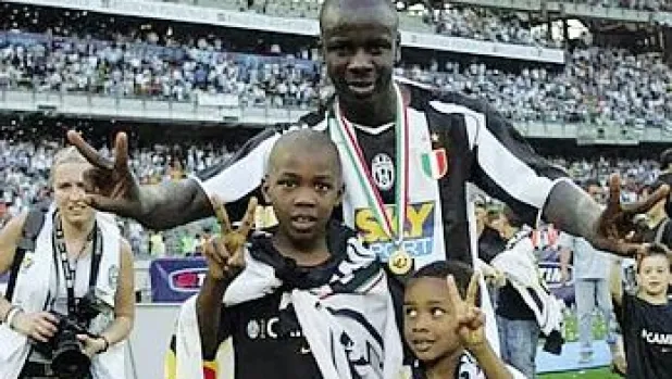 Ong Lilian Thuram cung voi Marcus (trai) va Khephren (phai) khi ong con choi cho Juventus.jpeg