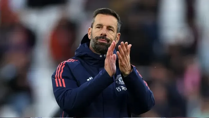 Ruud van Nistelrooy chuẩn bị cho trận cầm quân đầu tiên ở Man United