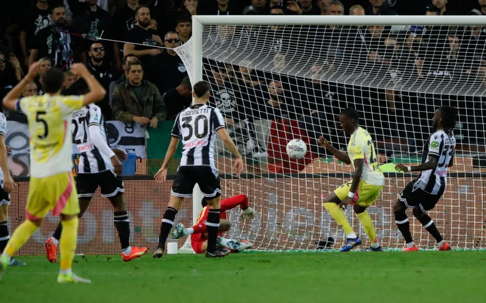 Thủ môn Udinese, Maduka Okoye phản lưới nhà sau cú dứt điểm của Khepheren Thuram